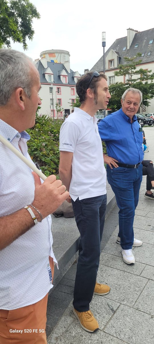 Cet après-midi midi au côté des parents d'élèves de Div Yezh Brest de la cité scolaire de l'Iroise (collège-lycée) à Brest afin de dénoncer une décision arbitraire et illégale du Chef d'établissement. La mobilisation continue ❗️