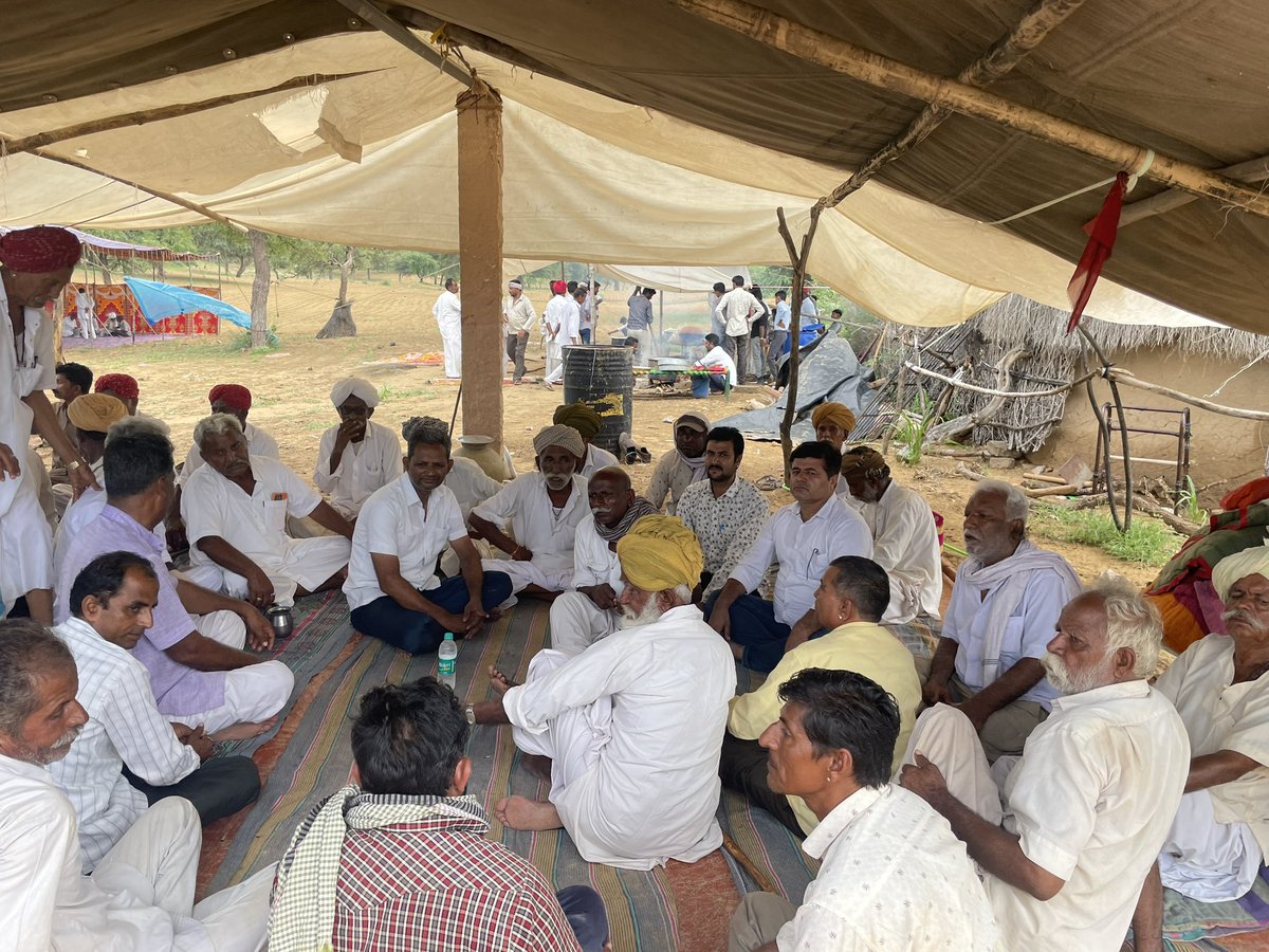 VijendraGodara's tweet photo. #बाड़मेर के #लूणू ग्राम पंचायत में श्री डूँगरारामजी #वनल के भाभीजी का #स्वर्गवास होने पर उनके निवास पर जाकर संवेदना व्यक्त की #barmer #lunu #vanal #megwal #vijendra4barmer #condolences https://t.co/qevUDlRxo2