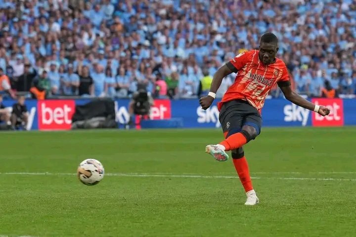 Meque3David's tweet photo. @Nakamba_11 @AVFCOfficial Good luck homeboy https://t.co/WIXtFBAycz