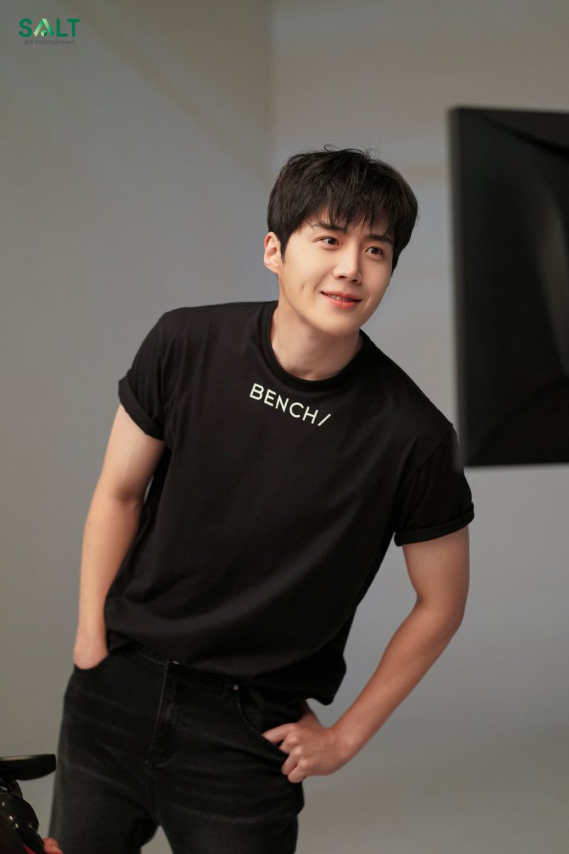 2013_SALT's tweet photo. 여름날의 따사로움으로 설렘을 가득 채운
김선호 배우의
‘벤치(Bench)’ 촬영 비하인드를 공개합니다☀️
-
#김선호 #Kimseonho #벤치 #BENCH #비하인드 #BENCHxKIMSEONHO https://t.co/DgH0833zrq