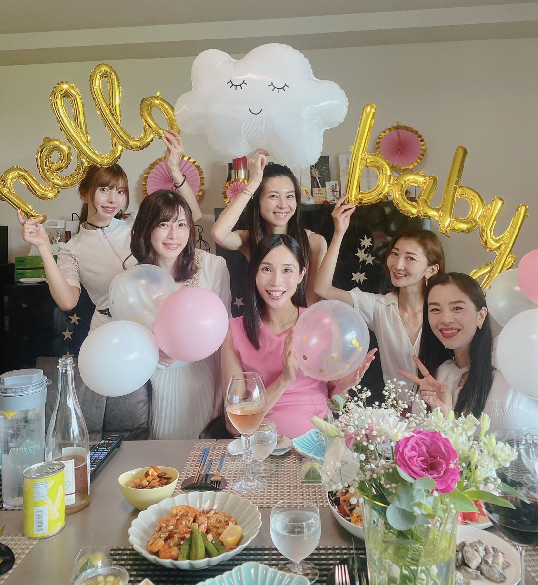 somaemi's tweet photo. 美女に囲まれてお祝いされる人生🥹🙏✨
前世で私はきっと沢山徳積んでたに違いない。
#しれっと妊娠報告
#しれっと3人目
#なにげに初ベイビーシャワー
#来月の中旬とかには産んでます https://t.co/LKwUt9pBp1