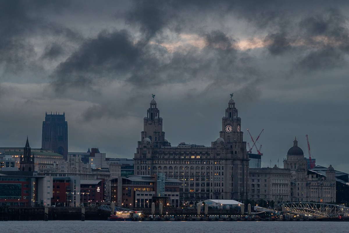 RT @LiverpoolVista: Moody sky over the iconic #Liverpool waterfront. https://t.co/fpEJF7PD8B