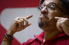 fellipebambam's tweet photo. Deputada acusa Jean Wyllys de preconceito: “Capacitismo”
Amália Barros usa prótese ocular e foi alvo de piadas nas redes sociais: A deputada federal Amália Barros (PL-MT), que é monocular, acusou o ex-deputado federal Jean Wyllys (PT) de cometer capacitismo ao rir e compartilhar uma publicação difamatória.

Na imagem, a ex-primeira-dama, Michelle Bolsonaro, está usando um colar com o olho de vidro de Amália. A montagem foi feita diante da polêmica gerada pelo pedido da esposa de Jair Bolsonaro para que a parlamentar tirasse a prótese ocular durante evento do PL.
– Ele, ao compartilhar essa publicação de deboche, ataca milhares de pessoas que fazem uso de próteses e são alvo de ataques e preconceito, sofrem na pele com o comportamento pernicioso de pessoas como ele. Ao tratar com deboche este caso, Jean Wyllys se torna mais um capacitista, que desconhece, por exemplo, a lei que classifica a visão monocular como deficiência, o que só foi possível graças a Michelle e ao nosso eterno presidente, Jair Bolsonaro – criticou.

Amália Barros perdeu a visão do olho esquerdo aos 20 anos. Ela passou por 12 cirurgias, até que, em 2016, precisou retirar o globo ocular e colocar a prótese.

Com ajuda do casal Bolsonaro, ela conseguiu fazer com que a lei que classifica a visão monocular como deficiência fosse aprovada. Hoje, ela defende a causa das pessoas com deficiências na Câmara dos Deputados.

– Este tipo de ataque, vindo de pessoas como ele, não me espanta. Ele passou anos na Câmara dos Deputados e nunca se preocupou com essa e com tantas outras questões relacionadas às pessoas com deficiência. Então, senhor Jean Wyllys, exijo respeito aos milhares de brasileiros que sofrem diariamente por ataques de pessoas como você. A mim, você e sua baixeza, não atingem!
