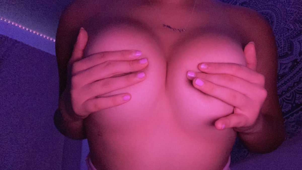 prettyherbalist's tweet photo. ass or titties? https://t.co/shJ8L290Ne