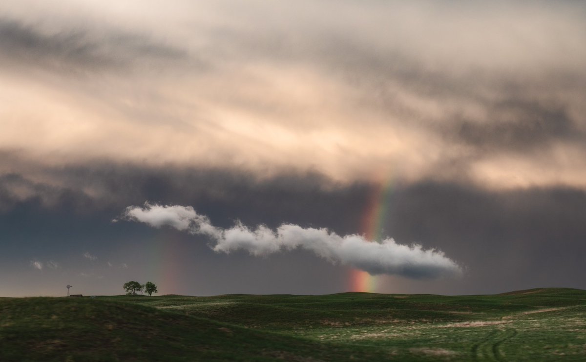 GregCrichton_'s tweet photo. Stormlight bathing the rolling green hills of western Nebraska

#stormhour #wxtwitter https://t.co/HgROmLmR3l