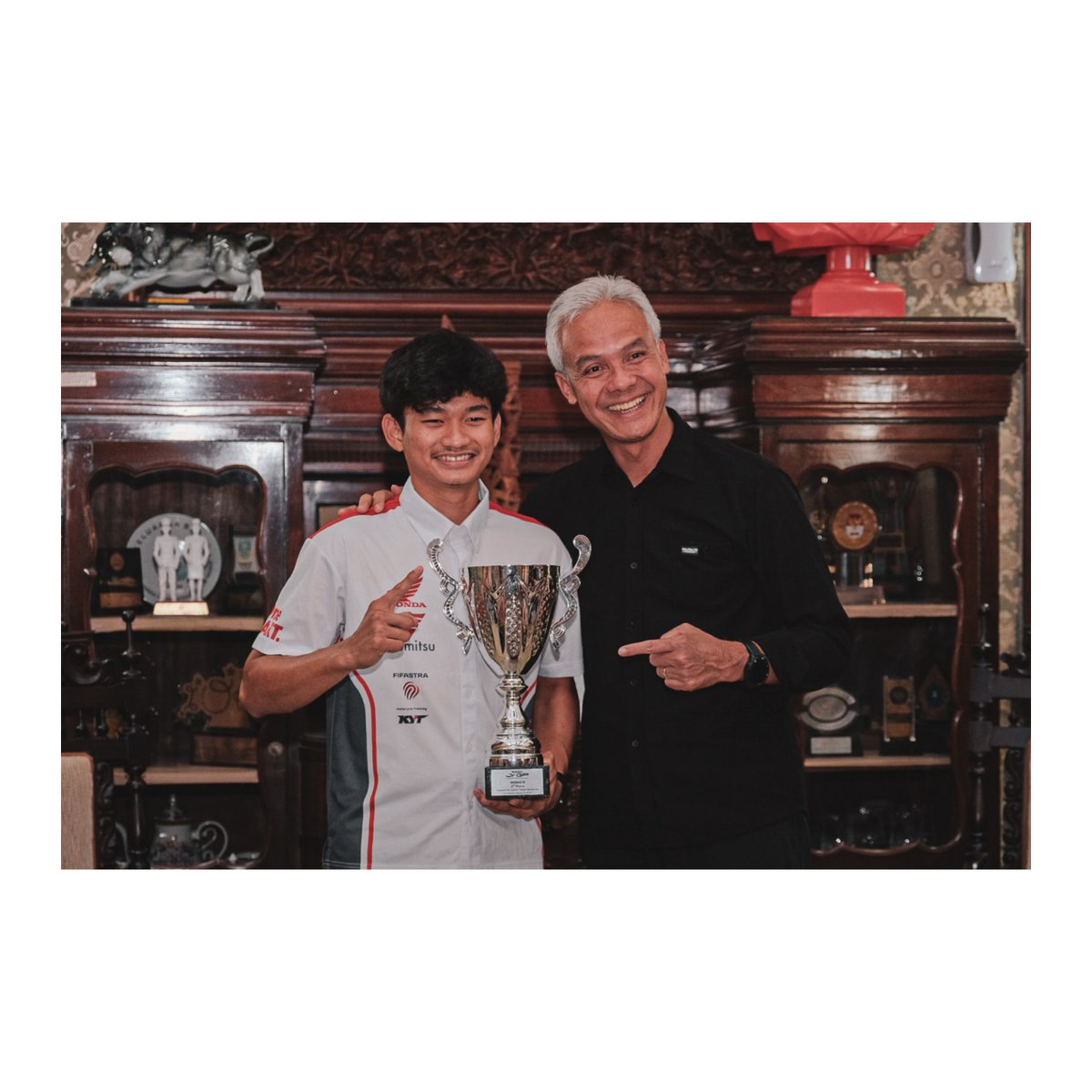 ganjarpranowo's tweet photo. Fadillah Arbi, dulu ketemu anak ini pas masih SMP, persiapan Asia Talent Cup 2020. Kini dia datang  sebagai pencetak sejarah dengan predikat juara FIM Junior GP Catalunya 2023.

Luar biasa Arbi, tidak hanya kebanggaan Purworejo, tapi Indonesia! https://t.co/G85vBjlOHm
