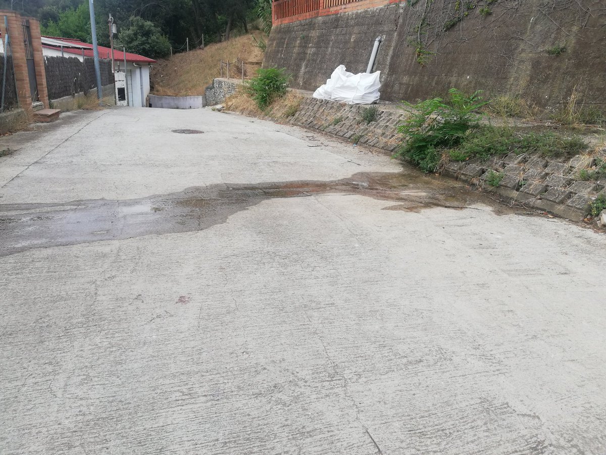 Hola <a href="/aiguesbcnclient/">Aigües de Barcelona</a>, <a href="/bcn_ajuntament/">Ajuntament de Barcelona</a>, fa 48 hores es notificà (TCG2766) 1 fuita d'aigua davant dl c/ Font dels Pins 55, no hi ha hagut cap actuació. Això és el q us importa q nosaltres ens autorestringim x fer front a la sequera?
<a href="/LluitaMasSauro/">LluitaMasSauró</a> <a href="/LluitaGuimbau/">LluitaMasGuimbau</a> <a href="/LluitaRectoret/">LluitaRectoret</a>