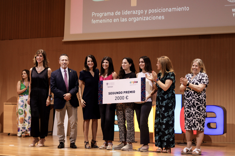 eamnupv's tweet photo. 👉El último #CafedelosViernes☕️ del curso es con @_alivazquez , estudiante #ETSEAMN y participante del programa #EMPLEA de la @UPV.
"El trabajo premiado fue una #APP de realidad aumentada para el móvil del #Jefe, como Mercadona llama a sus clientes".
🔗 https://t.co/5vbT7bwgUm https://t.co/7TSfOhHEGz