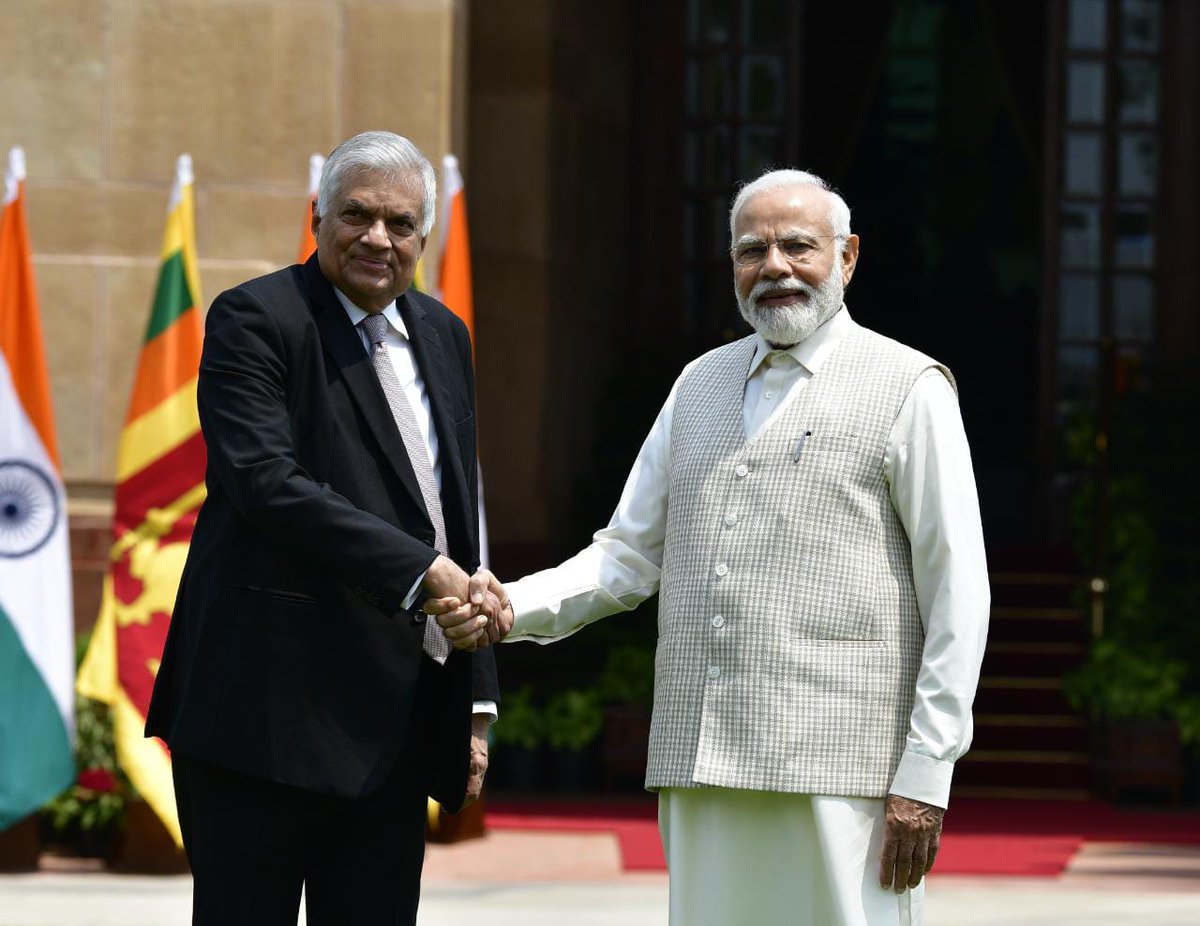 the_hindu's tweet photo. Just in: Prime Minister #NarendraModi meets Sri Lankan President #RanilWickremesinghe before their meeting at Hyderabad house in #NewDelhi on Friday.
📸: @rvmoorthyhindu https://t.co/TA2YcCwIOM