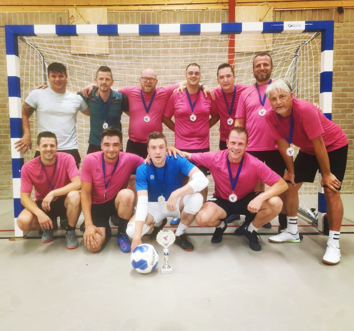 zvvurk's tweet photo. #ZAZ Schildersbedrijf Klaas de Klad. Winnaar Zomeravond Zaalvoetbal 2023 Categorie B 🏆 #zvvurk | #zaalvoetbal | https://t.co/E7KkiMExJu https://t.co/tVDPIfI6rh