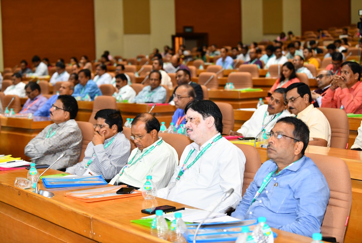 CSIRCRRI's tweet image. Session 3 on Day 5 of #OneWeekOneLab on #BridgeMaintenanceManagement was a resounding success!
Dr. N. C. Pal, Engineer-In-Chief (Design), Works Department, Govt. of Odisha, led as Chairman, ensuring #insightfuldiscussions &amp;amp; #valuableinsights.
#OWOL #IPConclave2023 #CRRI #CSIRCRRI