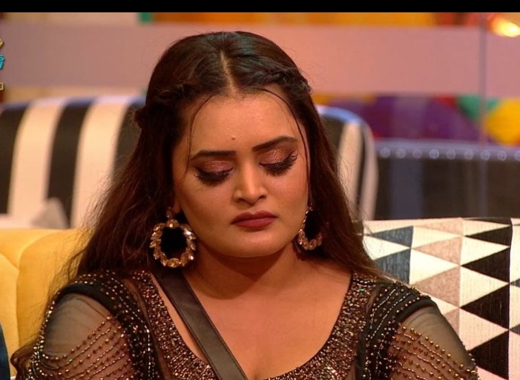 Who do you think is Evil among Jiya and Bebika ?

Like for #JiyaShankar
RT for #BebikaDhurve

#BiggBossOTT #BiggBoss 

Like.                            RT.