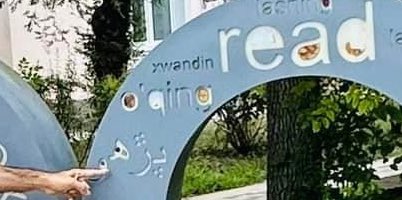 saeedsangri's tweet photo. پڙه 

ڪازغستان الماتي جي بورڊ ٻين ٻولين سان گڏ سنڌي ۾ به لکيل آ، پڙه، 

تصوير نگر سومرو، https://t.co/dAmNnB9qY2
