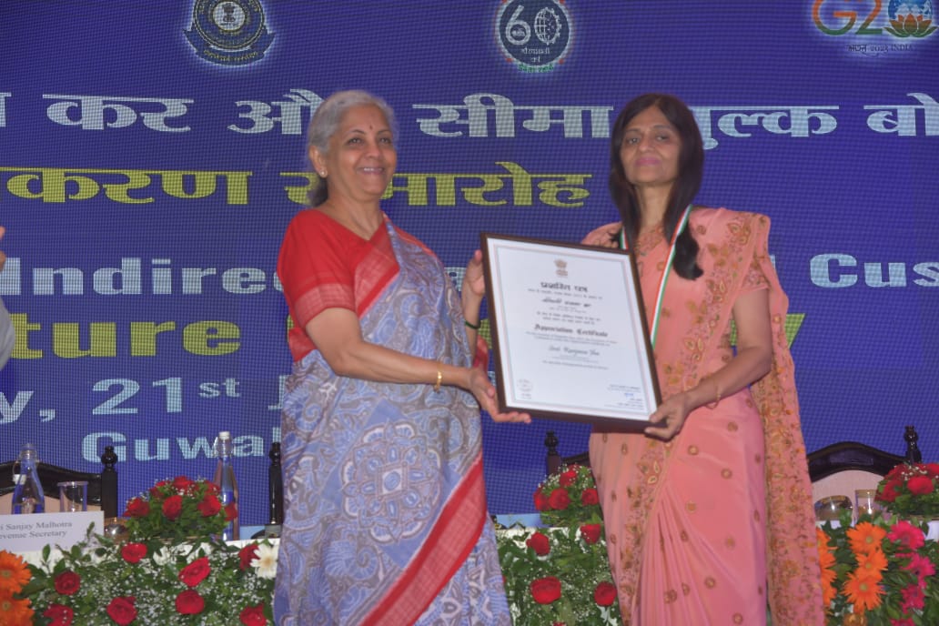 PIB_Guwahati's tweet photo. @cbic_india @FinMinIndia @CMOfficeAssam @ddnews_guwahati @airnews_ghy @diprassam @nsitharaman @himantabiswa @arunjaitley Awardee Smt. Ranjana Jha oversaw the seizure of Rs. 2700 crore of heroine at the Attari border. She operationlised @cbic_india first K9 centre at Attari. She has now retired from service. https://t.co/qUch5vdKvT