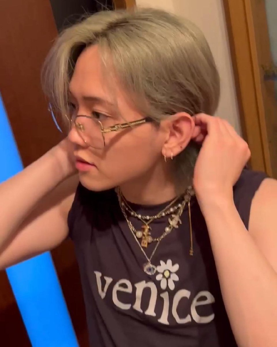 shihofolder's tweet photo. so hot with those specs 👓 https://t.co/QwcawRHYEs
