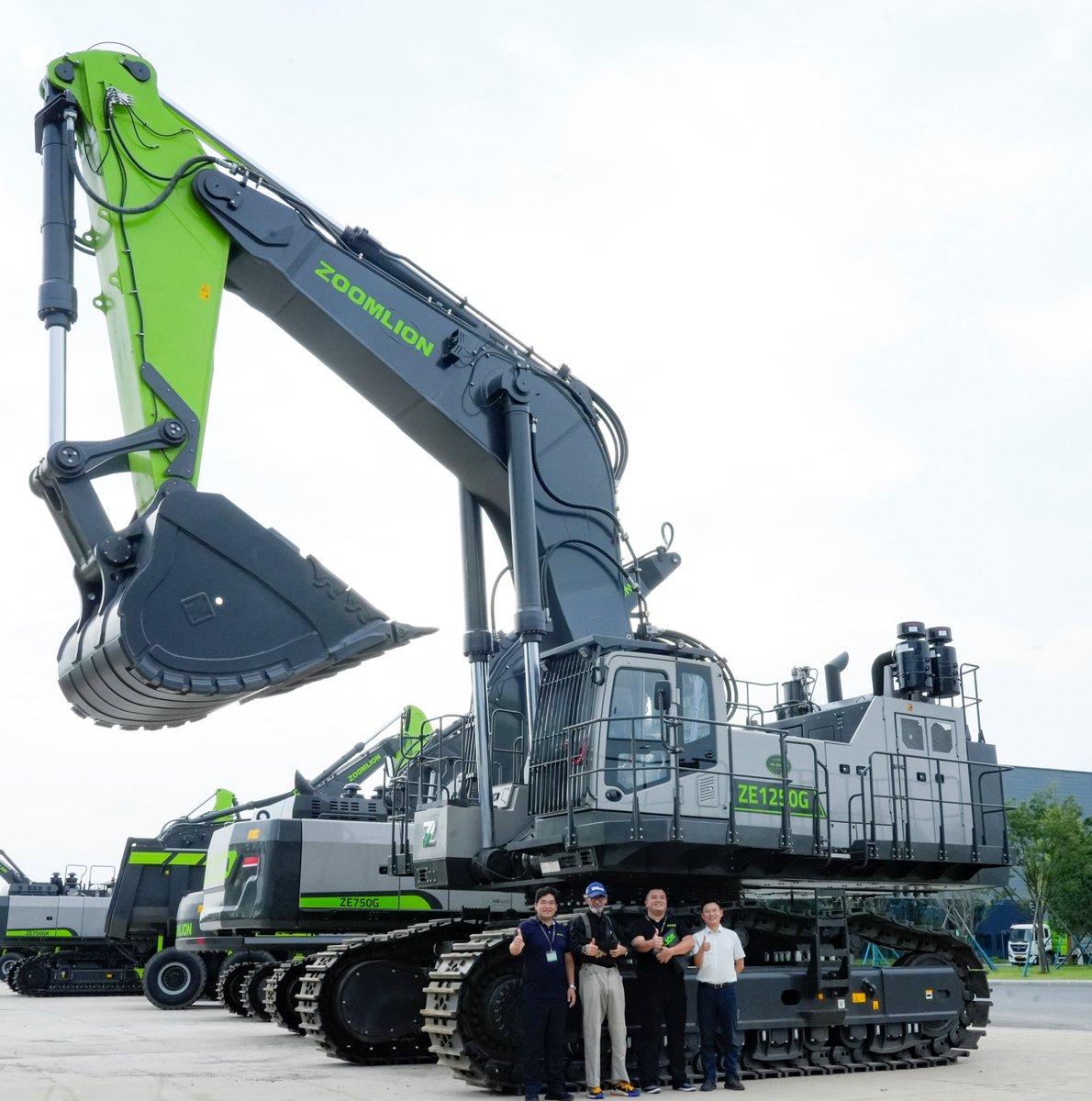 🚧🏗️The product manager explained various types of earthmoving equipment, among which customers were full of praise for the performance and functions of the 125-ton excavator.👏#Zoomlion #EarthmovingEquipment #Excavator #Customer