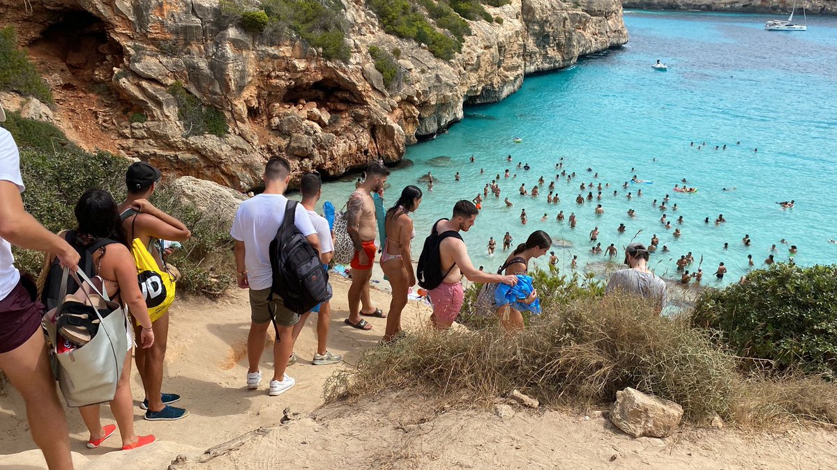 3CatInfo's tweet photo. Cales que triomfen a la xarxa i moren d'èxit: cues per entrar as Caló des Moro, a Mallorca https://t.co/jdVYZvtzZd https://t.co/lntsx3imlS