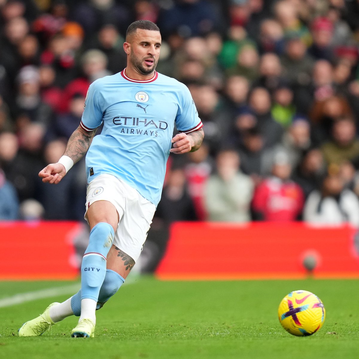 DeadlineDayLive's tweet photo. 🚨 Some players in Bayern Munich's dressing room are irritated by the 2+1 year contract offer to Kyle Walker.

The German club are breaking an internal rule of not giving 30+ year old players more than a one-year contract.

Even Neuer and Müller didn't get an exception to this rule. 👀

(Source: @CFBayern / @Altobell)