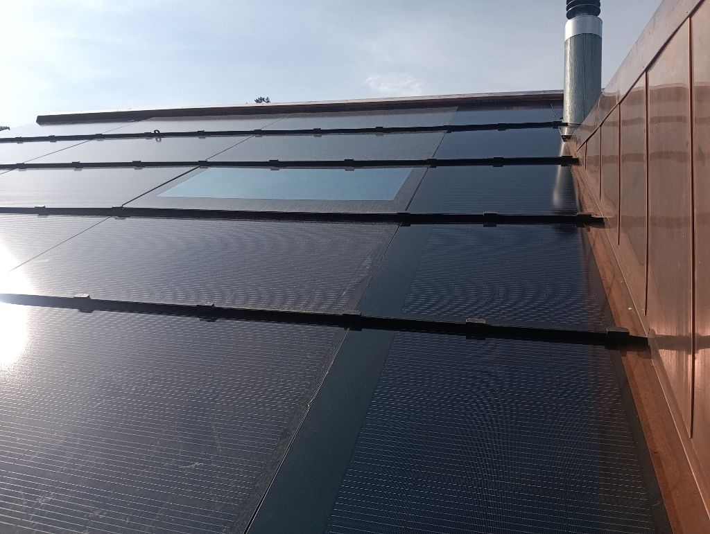 helionauten's tweet photo. #EGch Montage-Crew grüsst aus #Steffisburg: Vollintegrierte #Solaranlage mit über 32 kWp Leistung, #Sondermodule, Lukarne auch aktiv, Dachfenster und Blindelemente => statt Ziegel #Solar !! Bei uns sind erfahrene #Solarprofis am Werk: https://t.co/IevSdByJmN https://t.co/kFZPBcKq5A