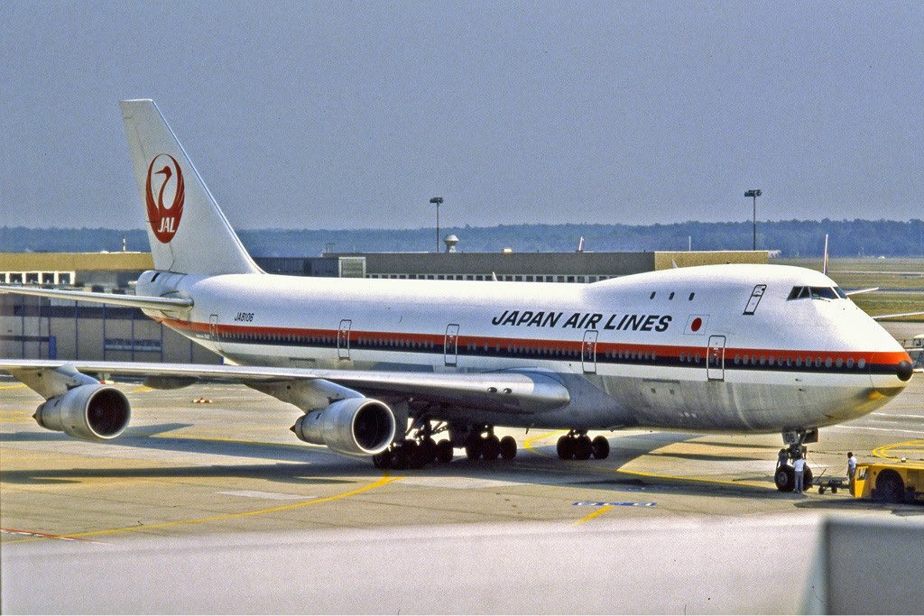 มีจริงนะ เที่ยวบินขี้แตก คือผู้โดยสาร Japan Airlines 195 คน ขี้แตกพร้อมกันบนเครื่องบิน แย่งกันใช้ห้องน้ำ จนต้องขอลงจอดฉุกเฉิน เพราะว่าอาหารที่เสิร์ฟบนเครื่องบินทำให้เกิดอาหารเป็นพิษ 

30 คนป่วยสาหัส สุดท้ายจบดราม่ามีคนตายแค่คนเดียว 

แต่คนที่ตายคือ catering manager ที่ฆ่าตัวตาย