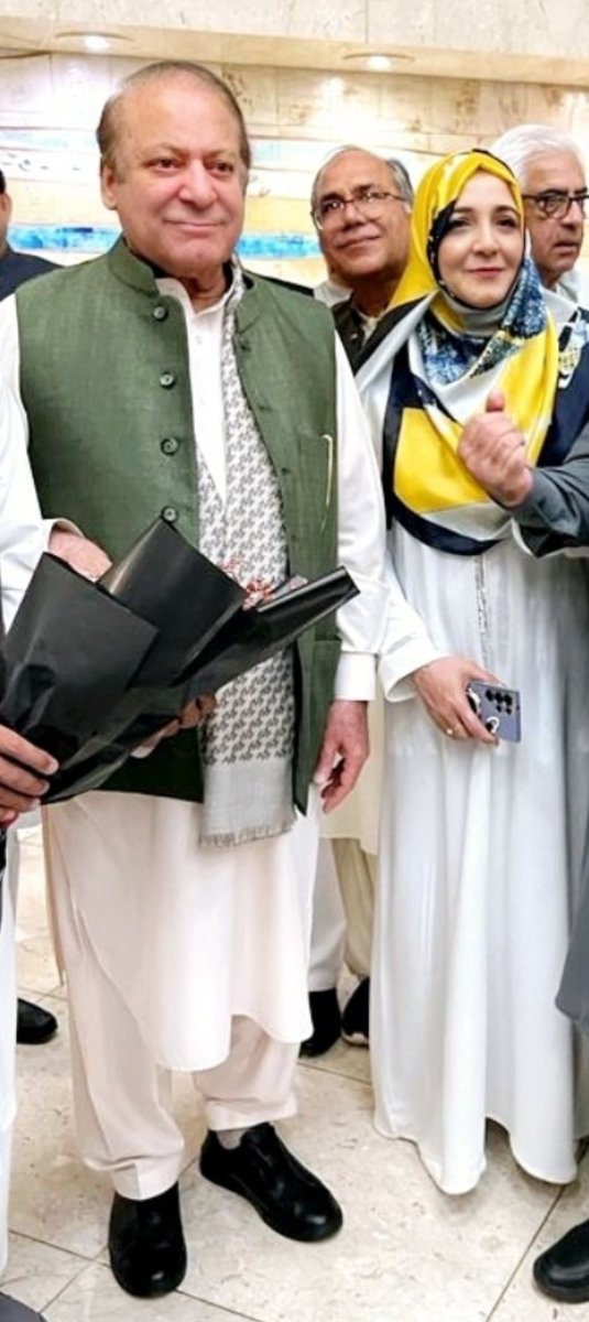 MShamsZ's tweet photo. جمعرات 20 جولائ 2023 مسلم لیگ ن سعودی عرب کے نوٹیفائڈ عہدیداران کی اپنے صدر شیخ سعید احمد صاحب کی قیادت اور معیت میں سعودی عرب کے ساحلی شھر جدہ کے علاقے الحمراء میں واقع شریف پیلس میں اپنے محبوب قائد ، قائد جمہوریت، معمار پاکستان اور سابق وزیراعظم پاکستان میاں محمد نواز شریف سے ملاقات

آج کی تقریب کی خاص بات مسلم لیگ ن سعودی عرب کے تمام عہدیداران، تمام ریجنز ، تمام ونگز اور مکمل کابینہ کی ایک ساتھ اپنے صدر محترم شیخ سعید احمد کی معیت ، ساتھ اور رہنمائ میں اپنے قائد میاں محمد نواز شریف سے ملاقات تھی جو اس سے پہلے کبھی اتنے احسن طریقے سے کسی بھی سابق صدر سے آرگنائزر نہیں ہوئ تھی ۔
اکثر عہدیداران اپنے اپنے تعلق اور لنک سے سینئر اور جونیئر کا احترام اور فرق ملحوظ خاطر رکھے بغیر چپکے چپکے اور اکیلے اکیلے اندھیری راتوں اور خاموش دنوں میں اپنی ملاقاتوں کا سلسلہ جاری رکھتے تھے اور اپنے ساتھی دوستوں ، بھائیوں کو اس سے مستفید نہیں ہونے دیا کرتے تھے   

آج کی اس عظیم الشان اور فقید المثال تقریب میں مسلم لیگ ن سعودی عرب کے چئیرمین چوھدری اکرم گجر صاحب ، سرپرست اعلی مسلم لیگ ن سعودی عرب مسعود پوری صاحب ، سینئر نائب صدر مسلم لیگ ن سعودی عرب چوھدری نور حسین ارائیں صاحب ، چوھدری احسان الہی ، سینئر نائب صدر مسلم لیگ ن سعودی عرب محمود الحق ڈوگر صاحب ، کوآرڈینیٹر و سینئر نائب صدر مسلم لیگ ن ریاض چوھدری سجاد علی صاحب ، صدر خیبر پختونخواہ ونگ / نائب صدر مسلم لیگ ن ریاض محترم فضل رحیم صافی صاحب ، صدر طائف ریجن محترم ظفر اقبال صاحب ، مرکزی پریس سیکرٹری جناب شیخ محمد اسلم راھی صاحب ، سینئر نائب صدر جدہ چوھدری عنصر گھمن صاحب ، چیئرمین جدہ میاں رضوان الحق صاحب ، صدر مسلم لیگ ن جدہ عمر پوری صاحب ، آغا خلیل صاحب ، تمام ریجنز کے صدور اور ان کے ساتھی ، دمام ریجن کے صدر حیات خان و جنرل سیکرٹری طالب کیانی ، حائل ریجن سے اظہر بھارا اور ان کی ٹیم ، ابھا ریجن سے صدر رانا شاھد ، نائب صدر ڈاکٹر شوکت رحمان صاحب ، میڈیا ھیڈ کوآرڈینیشن پالیسی جناب احسن مسعود صاحب ، ٹریڈر ونگ ک�� صدر ملک عابد اعوان صاحب ، سوشل میڈیا ھیڈ سعودی عرب میڈیم سائرہ شمس صاحبہ اور جنرل سیکرٹری سوشل میڈیا ٹیم مرزا ظہور بیگ صاحب ، مسلم لیگ ن یوتھ ونگ سعودی عرب کے صدر ملک جی ایم اعوان ، مرکزی سینئر نائب صدر ملک حسنین اعوان صاحب ، یوتھ ونگ الریاض کے صدر ملک عاصم اعوان صاحب ، مسلم لیگ ن سعودی عرب شعبہ خواتین کی صدر زاھدہ جہانزیب صاحبہ ، صدر شعبہ خواتین جدہ محترمہ خدیجہ ملک صاحبة ، ریاض ریجن کے جنرل سیکرٹری مرزا منیر بیگ صاحب شامل تھے ۔

صدر سعودی عرب شیخ سعید احمد نے قائد محترم جناب محترم میاں محمد نوازشریف صاحب کے حکم پر ون بائ ون اپنے تمام ساتھیوں کا ان کے نام اور عھدوں کے ساتھ تعارف بھی کروایا اور ہاتھ بھی کھڑے کروائے 😎

قائد محترم جناب محترم میاں محمد نواز شریف نے تمام مہمانوں کی تواضع کھجور ، قہوہ اور چائے سے کی ۔☕️🫖

محبوب قائد ، قائد جمہوریت ، معمار پاکستان اور سابق وزیراعظم پاکستان جناب محترم میاں محمد نوازشریف نے شیخ سعید احمد صدر مسلم لیگ ن سعودی عرب کو مبارکباد پیش کی جنہوں نے مختصر وقت میں پورے سعودی عرب کے ریجنز میں تنظیم سازی کی اور چیپٹرز مکمل کیے اور اپنے قائد مسلم لیگ ن انٹرنیشنل افیرز کے صدر جناب اسحق ڈار صاحب اور چیف آرگنائزر بیرسٹر امجد ملک صاحب کے فیصلوں کو جلا بخشی ۔ 

قائد محترم جناب محترم میاں محمد نوازشریف صاحب نے صدر سعودی عرب شیخ سعید احمد کی درخواست پر حاضرین محفل سے مفصل اور طویل خطاب بھی فرمایا جس میں انہوں نے اپنے تمام ادوار کی حکومتوں کے کام اور کارناموں پر روشنی ڈالی اور فرمایا کہ ملک میں مسلم لیگ ن کی حکومتوں کے کیئے گئے کام اگر لسٹ سے نکال دیئے جائیں تو پیچھے کھنڈرات بچتے ہیں ۔ ہم نے آئ ایم ایف کو ��یر باد کہہ دیا تھا اور بجلی کے منصوبے لگا کر ملک میں لوڈ شیڈنگ کا خاتمہ کیا تھا افسوس ھے کہ پچھلی حکومت کے دوران ملک میں دوبارہ آئ ایم ایف کے عذاب کو نازل کیا گیا اور بجلی کا کوئ منصوبہ نہیں لگایا گیا جس سے ملک کو 20 سال پیچھے دھکیل دیا گیا ۔ 

قائد محترم جناب محترم میاں محمد نوازشریف صاحب نے کہا کہ صرف مسلم لیگ ن ہی وہ واحد جماعت ھے جو ملک میں ترقی کی ضامن ھے ۔

قائد محترم جناب محترم میاں محمد نوازشریف صاحب نے کہا کہ ہم نے ہمت نہیں ہاری بیشک ہم پر مصیبتوں کے پہاڑ توڑے گئے کیونکہ ہم پاکستانی ہیں اور ہمیں پاکستان سے پیار ھے اس لئیے ہم اپنے اس پیارے ملک کی تعمیر و ترقی سے ��یچھے نہیں ہٹیں گے.