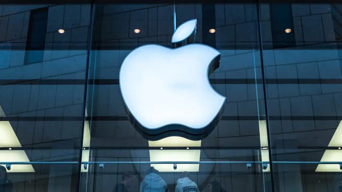 tiffaniniXD's tweet photo. Exciting news for Apple users!

Rumor has it that Apple is testing its very own AI chatbot, which shares similarities with the popular ChatGPT model developed by OpenAI.

Details 👇🏽 https://t.co/0lgifBUr0D