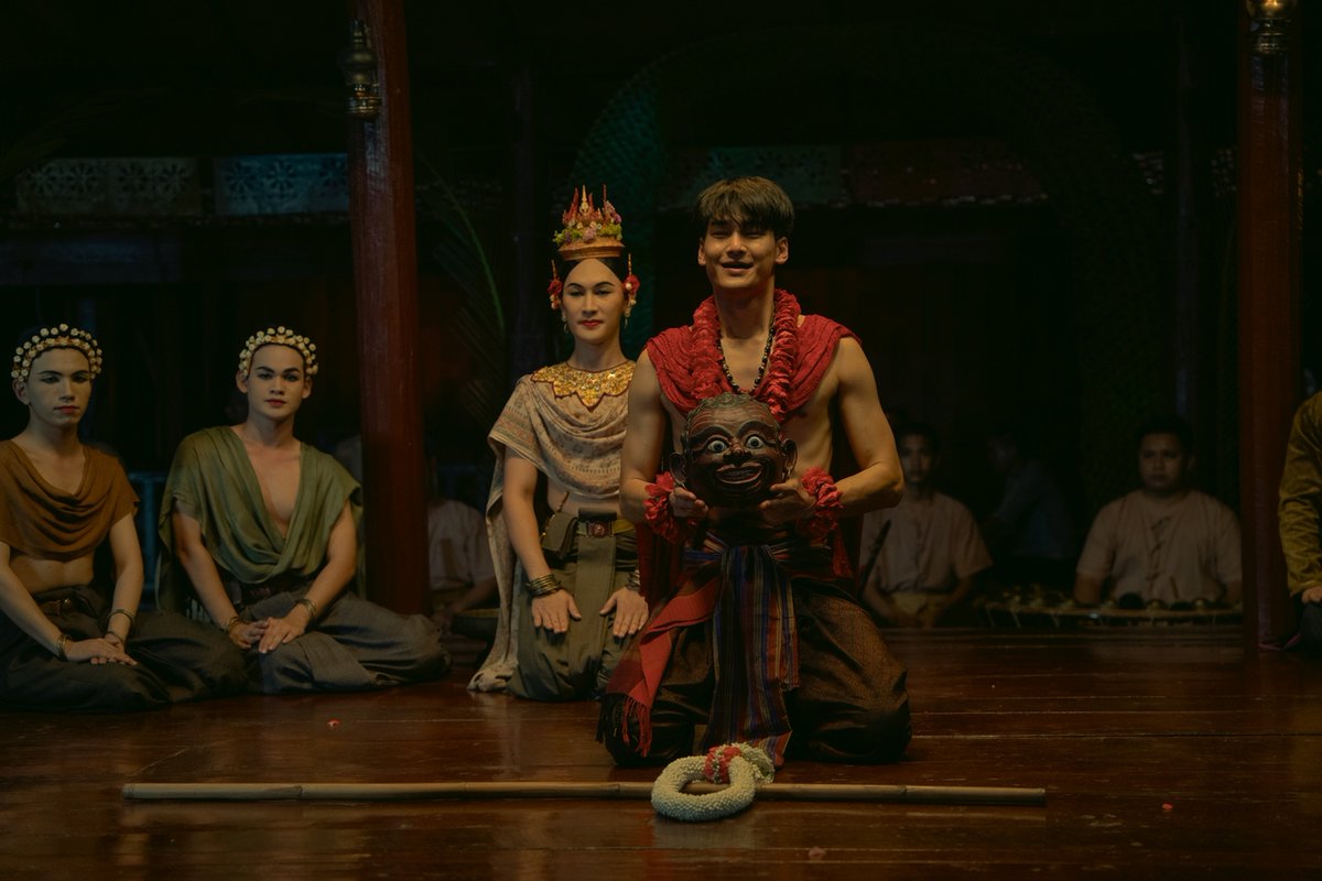 SuperstarnewsTH's tweet photo. กระทรวงวัฒนธรรมร่วมผลักดันซอฟต์พาวเวอร์ไทยดังไกลทั่วโลก
อีกขั้นกับความสำเร็จครั้งยิ่งใหญ่ของภาพยนตร์ “ #แมนสรวง ”
นับเป็นอีกหนึ่งความภาคภูมิใจของคนไทย และผู้ผลิตคอนเท้นท์คุณภาพอย่างบริษัท บี ออน คลาวด์ จากความสำเร็จของ KinnPorsche The Series (คินน์พอร์ช เดอะซีรีส์) ที่ขับเคลื่อนจนกลายเป็นปรากฏการณ์ระดับโกลบอลมาแล้ว และเร็วๆนี้กำลังจะมีผลงานภาพยนตร์เรื่องแรกอย่าง แมนสรวง ภาพยนตร์ไทยแนว  ดรามาลึกลับสอบสวนที่ได้ มาย ภาคภูมิ และ อาโป ณัฐวิญญ์ แสดงนำ ล่าสุดภาพยนตร์แมนสรวงเป็นที่     น่าจับตามองอีกครั้งหลังเพจกองภาพยนตร์และวิดิทัศน์ได้ประกาศผลการพิจารณาตัดสินการสนับสนุนงบประมาณสำหรับผลิตภาพยนตร์เพื่อส่งเสริมซอฟต์พาวเวอร์ไทยประจำปีงบประมาณ พ.ศ.2566 จากกระทรวงวัฒนธรรม ประกาศว่า ภาพยนตร์เรื่อง “แมนสรวง” ได้รับการพิจารณาตัดสินการสนับสนุนในปีนี้ บอกเลยว่าเกณฑ์การตัดสินนั้นไม่ง่าย เพราะต้องผ่านการพิจารณาจากเกณฑ์การตัดสินอย่างละเอียด รวมถึงคณะกรรมการผู้ทรงคุณวุฒิรวมไปถึงภาพยนตร์อีกหลาย ๆ เรื่องด้วยกัน 
ด้าน ปอนด์-กฤษดา ผู้บริหารบี ออน คลาวด์ ได้โพสต์ผ่านอินสตาแกรม @krispond.w ว่า “นี่เป็นข่าวที่ดีมากครั้งนึงในขีวิตผมเลย และภูมิใจมากๆจริงๆ การเลือกทำแมนสรวง ของพวกเราทุกคนมันมีจิตวิญญาณและความหมายมากมายอยู่ในนั้น ทุกวันนี้เราภูมิใจกับความเป็นไทย ที่ความปราณีต งดงาม และความเป็นคนสุขง่ายของคนไทย มันคือ soft power สำหรับเรา เราพยายามทำเต็มที่มาตลอด ตั้งแต่มี @beoncloud.official พวกเราทุกคนคิดเรื่องนี้เสมอ แต่ครั้งนี้พูดได้เต็มปากว่าได้รับการสนับสนุนจากผู้ใหญ่ในบ้านเมืองนี้โครงการนี้ของกระทรวงวัฒนธรรม เป็นพลังใจให้พวกเราอย่างดีว่า เราไม่ได้เดินลำพัง ผู้ใหญ่ให้การสนับสนุนและเล็งเห็นความจริงใจของพวกเรา ผมไปนำเสนอด้วยตนเองทุกขั้นตอน ทำตามระเบียบทุกอย่างมาถึงวันนี้ รู้เลยว่าวงการหนังไทย มีความหวังครับ ความยุติธรรมมีอยู่จริงๆ และผู้ใหญ่หลายๆท่านก็พยายามช่วยกันผลักดันหนังไทยไปสู่ตลาดโลกกันอยู่ ขอให้ตั้งใจและจริงใจกับสิ่งที่ทำ ผมและทีมงานทุกคนจะทำให้คำว่า soft power ไทย ไปให้ได้ไกลที่สุดเท่าที่ทำได้ครับ กราบขอบพระคุณครับ จากใจ”
ทั้งนี้ ภาพยนตร์เรื่อง แมนสรวงอยู่ระหว่างการผลิตและพร้อมเข้าฉาย 24 สิงหาคม 2566 นี้ ในโรงภาพยนตร์ มาร่วมติดตามชมภาพยนตร์ไทยที่จะเป็นซอฟต์พาวเวอร์ใหม่ของไทยสู่สายตาคนทั้งโลกกับภาพยนตร์เรื่อง แมนสรวง