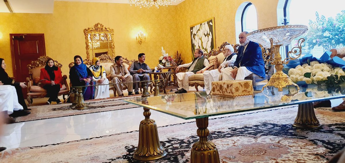 MShamsZ's tweet photo. جمعرات 20 جولائ 2023 مسلم لیگ ن سعودی عرب کے نوٹیفائڈ عہدیداران کی اپنے صدر شیخ سعید احمد صاحب کی قیادت اور معیت میں سعودی عرب کے ساحلی شھر جدہ کے علاقے الحمراء میں واقع شریف پیلس میں اپنے محبوب قائد ، قائد جمہوریت، معمار پاکستان اور سابق وزیراعظم پاکستان میاں محمد نواز شریف سے ملاقات

آج کی تقریب کی خاص بات مسلم لیگ ن سعودی عرب کے تمام عہدیداران، تمام ریجنز ، تمام ونگز اور مکمل کابینہ کی ایک ساتھ اپنے صدر محترم شیخ سعید احمد کی معیت ، ساتھ اور رہنمائ میں اپنے قائد میاں محمد نواز شریف سے ملاقات تھی جو اس سے پہلے کبھی اتنے احسن طریقے سے کسی بھی سابق صدر سے آرگنائزر نہیں ہوئ تھی ۔
اکثر عہدیداران اپنے اپنے تعلق اور لنک سے سینئر اور جونیئر کا احترام اور فرق ملحوظ خاطر رکھے بغیر چپکے چپکے اور اکیلے اکیلے اندھیری راتوں اور خاموش دنوں میں اپنی ملاقاتوں کا سلسلہ جاری رکھتے تھے اور اپنے ساتھی دوستوں ، بھائیوں کو اس سے مستفید نہیں ہونے دیا کرتے تھے   

آج کی اس عظیم الشان اور فقید المثال تقریب میں مسلم لیگ ن سعودی عرب کے چئیرمین چوھدری اکرم گجر صاحب ، سرپرست اعلی مسلم لیگ ن سعودی عرب مسعود پوری صاحب ، سینئر نائب صدر مسلم لیگ ن سعودی عرب چوھدری نور حسین ارائیں صاحب ، چوھدری احسان الہی ، سینئر نائب صدر مسلم لیگ ن سعودی عرب محمود الحق ڈوگر صاحب ، کوآرڈینیٹر و سینئر نائب صدر مسلم لیگ ن ریاض چوھدری سجاد علی صاحب ، صدر خیبر پختونخواہ ونگ / نائب صدر مسلم لیگ ن ریاض محترم فضل رحیم صافی صاحب ، صدر طائف ریجن محترم ظفر اقبال صاحب ، مرکزی پریس سیکرٹری جناب شیخ محمد اسلم راھی صاحب ، سینئر نائب صدر جدہ چوھدری عنصر گھمن صاحب ، چیئرمین جدہ میاں رضوان الحق صاحب ، صدر مسلم لیگ ن جدہ عمر پوری صاحب ، آغا خلیل صاحب ، تمام ریجنز کے صدور اور ان کے ساتھی ، دمام ریجن کے صدر حیات خان و جنرل سیکرٹری طالب کیانی ، حائل ریجن سے اظہر بھارا اور ان کی ٹیم ، ابھا ریجن سے صدر رانا شاھد ، نائب صدر ڈاکٹر شوکت رحمان صاحب ، میڈیا ھیڈ کوآرڈینیشن پالیسی جناب احسن مسعود صاحب ، ٹریڈر ونگ ک�� صدر ملک عابد اعوان صاحب ، سوشل میڈیا ھیڈ سعودی عرب میڈیم سائرہ شمس صاحبہ اور جنرل سیکرٹری سوشل میڈیا ٹیم مرزا ظہور بیگ صاحب ، مسلم لیگ ن یوتھ ونگ سعودی عرب کے صدر ملک جی ایم اعوان ، مرکزی سینئر نائب صدر ملک حسنین اعوان صاحب ، یوتھ ونگ الریاض کے صدر ملک عاصم اعوان صاحب ، مسلم لیگ ن سعودی عرب شعبہ خواتین کی صدر زاھدہ جہانزیب صاحبہ ، صدر شعبہ خواتین جدہ محترمہ خدیجہ ملک صاحبة ، ریاض ریجن کے جنرل سیکرٹری مرزا منیر بیگ صاحب شامل تھے ۔

صدر سعودی عرب شیخ سعید احمد نے قائد محترم جناب محترم میاں محمد نوازشریف صاحب کے حکم پر ون بائ ون اپنے تمام ساتھیوں کا ان کے نام اور عھدوں کے ساتھ تعارف بھی کروایا اور ہاتھ بھی کھڑے کروائے 😎

قائد محترم جناب محترم میاں محمد نواز شریف نے تمام مہمانوں کی تواضع کھجور ، قہوہ اور چائے سے کی ۔☕️🫖

محبوب قائد ، قائد جمہوریت ، معمار پاکستان اور سابق وزیراعظم پاکستان جناب محترم میاں محمد نوازشریف نے شیخ سعید احمد صدر مسلم لیگ ن سعودی عرب کو مبارکباد پیش کی جنہوں نے مختصر وقت میں پورے سعودی عرب کے ریجنز میں تنظیم سازی کی اور چیپٹرز مکمل کیے اور اپنے قائد مسلم لیگ ن انٹرنیشنل افیرز کے صدر جناب اسحق ڈار صاحب اور چیف آرگنائزر بیرسٹر امجد ملک صاحب کے فیصلوں کو جلا بخشی ۔ 

قائد محترم جناب محترم میاں محمد نوازشریف صاحب نے صدر سعودی عرب شیخ سعید احمد کی درخواست پر حاضرین محفل سے مفصل اور طویل خطاب بھی فرمایا جس میں انہوں نے اپنے تمام ادوار کی حکومتوں کے کام اور کارناموں پر روشنی ڈالی اور فرمایا کہ ملک میں مسلم لیگ ن کی حکومتوں کے کیئے گئے کام اگر لسٹ سے نکال دیئے جائیں تو پیچھے کھنڈرات بچتے ہیں ۔ ہم نے آئ ایم ایف کو ��یر باد کہہ دیا تھا اور بجلی کے منصوبے لگا کر ملک میں لوڈ شیڈنگ کا خاتمہ کیا تھا افسوس ھے کہ پچھلی حکومت کے دوران ملک میں دوبارہ آئ ایم ایف کے عذاب کو نازل کیا گیا اور بجلی کا کوئ منصوبہ نہیں لگایا گیا جس سے ملک کو 20 سال پیچھے دھکیل دیا گیا ۔ 

قائد محترم جناب محترم میاں محمد نوازشریف صاحب نے کہا کہ صرف مسلم لیگ ن ہی وہ واحد جماعت ھے جو ملک میں ترقی کی ضامن ھے ۔

قائد محترم جناب محترم میاں محمد نوازشریف صاحب نے کہا کہ ہم نے ہمت نہیں ہاری بیشک ہم پر مصیبتوں کے پہاڑ توڑے گئے کیونکہ ہم پاکستانی ہیں اور ہمیں پاکستان سے پیار ھے اس لئیے ہم اپنے اس پیارے ملک کی تعمیر و ترقی سے ��یچھے نہیں ہٹیں گے.