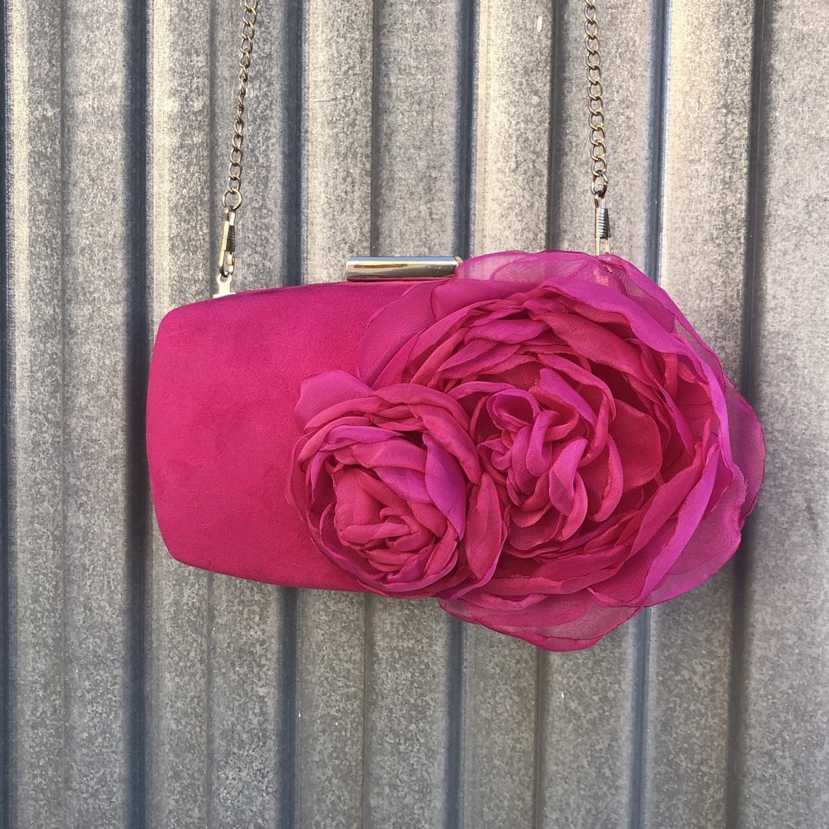 Es, sin duda, uno de nuestros #clutch más emblemáticos 🔝🔝🔝… Y nos encanta!!! 💖💖💖
.
.
Se realizan envíos a toda España. 
.
.
#airun #airuntocados #tocadosairun #clutch #bolso #casquete #tocado #pendientes #earrings #complementos #artesania #artesanos #handmade