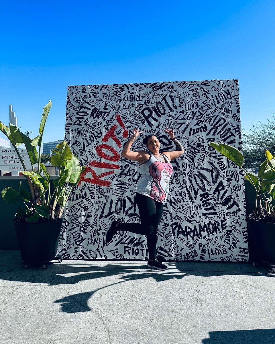 MaryWhoo's tweet photo. Beyond excited I got to see my all time fave. Band since middle school. Best experience I’ve ever had. Next goal is to meet them. @paramore #ParamoreLA1 #bestdayever https://t.co/wVifYkcZRy