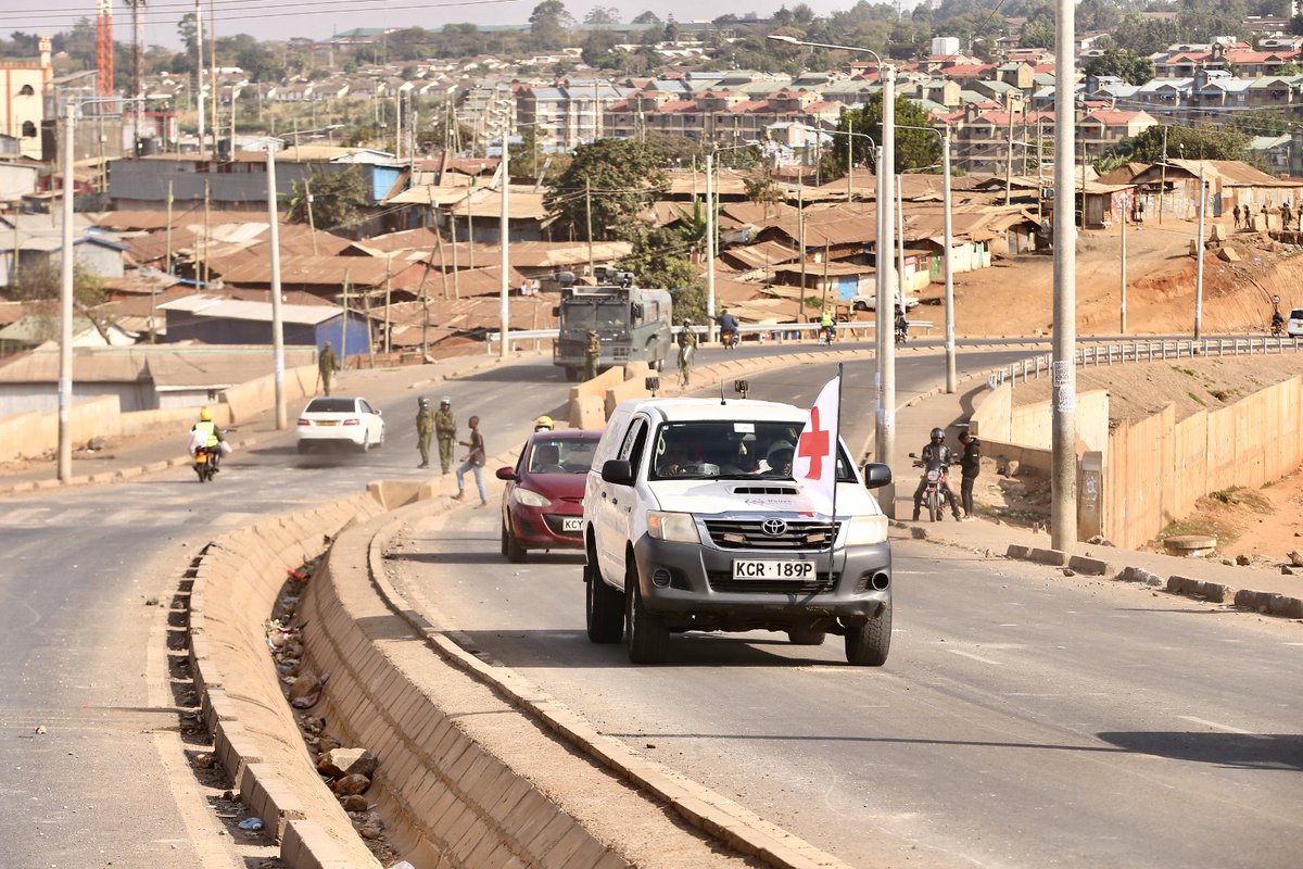 When you spot the #RedCross emblem, grant us #HumanitarianAccess without delay — we are only there to help.🤝🏾