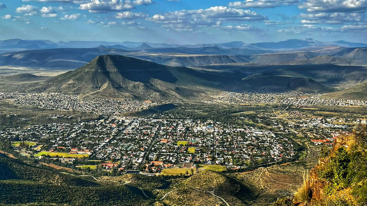 An iconic picture taken from #CamdebooNationalPark of the town of #GraaffReinet and the plains below.  📸Marguerite Beneke #LiveYourWild <a href="/SANParks/">SANParks</a>