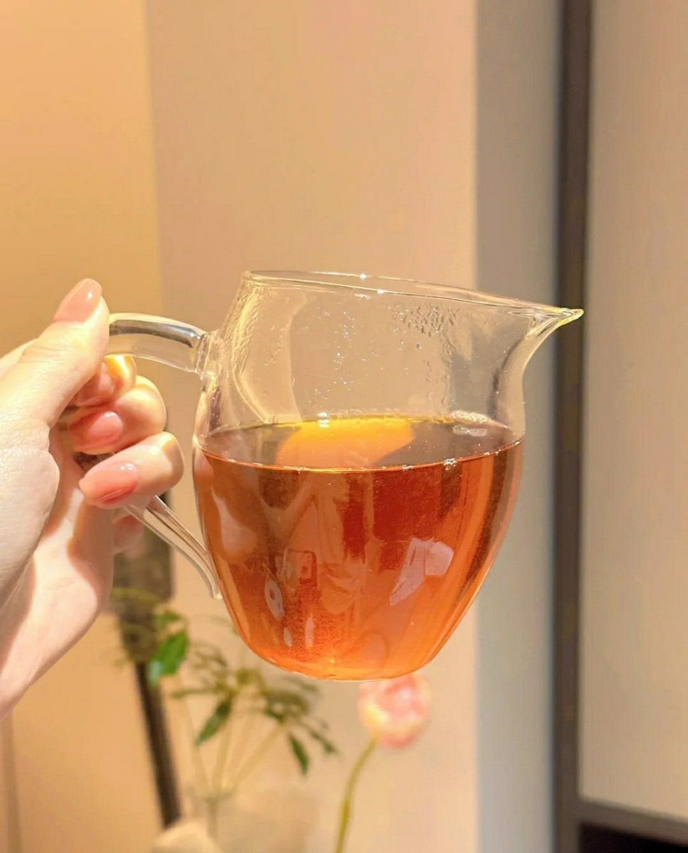 Life is like tea, always with a hint of bitterness. It needs to be savored carefully, and the more you can experience its fragrance and mellowness.