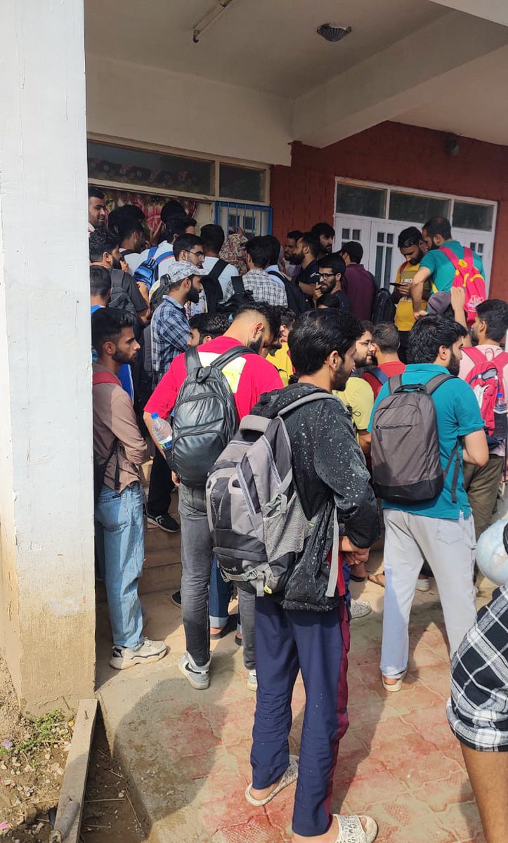 We  request  the authorities to  open a 24-hour Reading room/library in Kulgam with full seating capacity so that students do not have to read on the stairs or in these rooms. 
1/2
@SyedAbidShah @DrBilalbhatIAS @OfficeOfLGJandK @PMOIndia @RisingKashmir @YounusRashid97 @DcKulgam