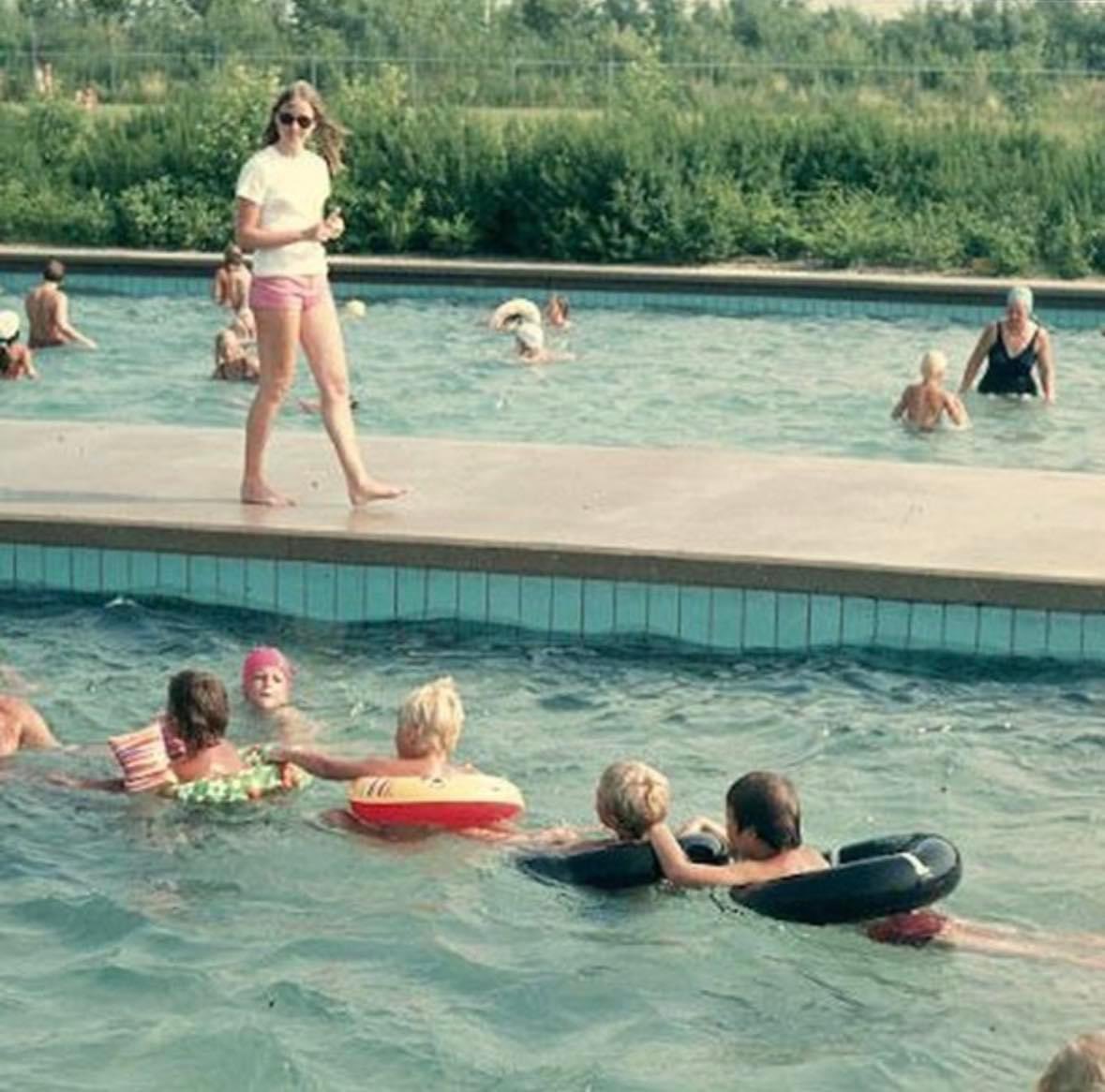 HJJL7's tweet photo. Lekker het zwembad bezoeken en in een treintje dobberen in het buitenzwembad. 🏊‍♀️ 

Bron: Het Flevolands Archief | Potuyt 1973. https://t.co/UViRjtGdR9