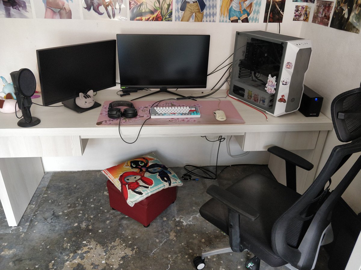 FausteVI's tweet image. My new desk has arrived and all the cable management is done!
