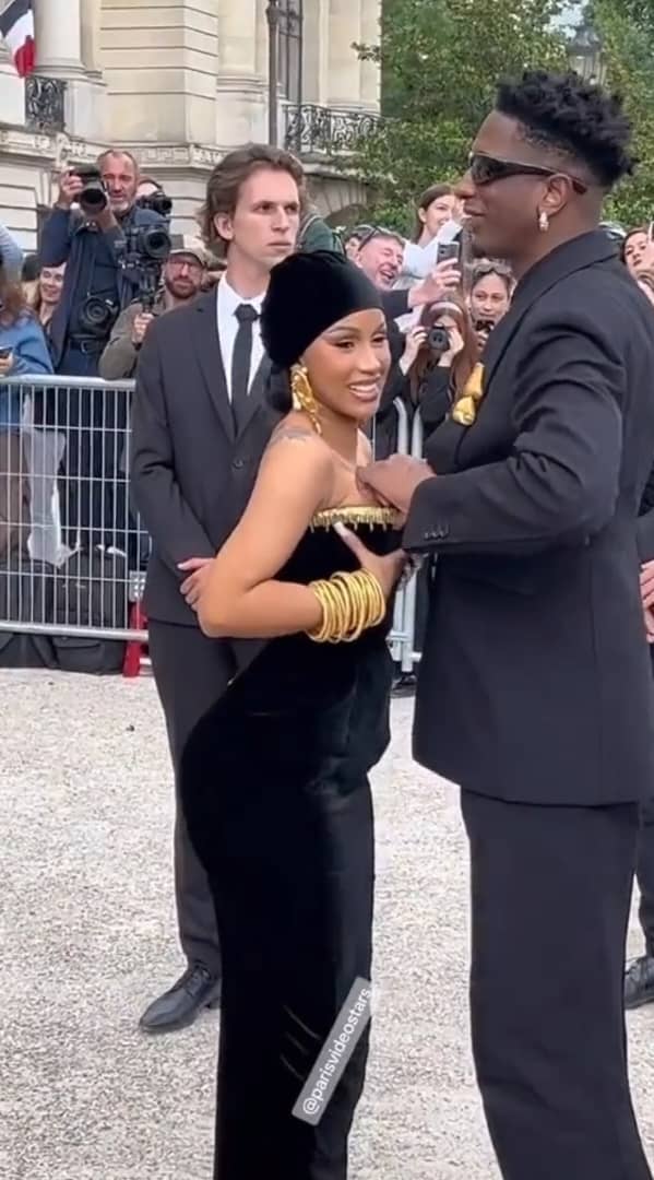 on X: Watch moment Cardi B's breast popped out of her dress and Offset  quickly rushed to dress her up. Open thread for video   / X