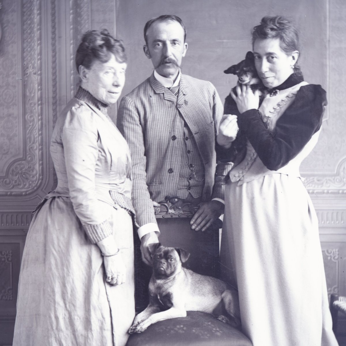 🐶 Hoy dedicamos el #DíaMundialdelPerro a esos amigos peludos que hacen la vida un poquito más feliz.

La familia del #MarquésdeCerralbo adoraba los perros; no hay más que ver a Inocencia, Amelia y el propio marqués disfrutando de la compañía de sus mascotas ¿Adorables, verdad?