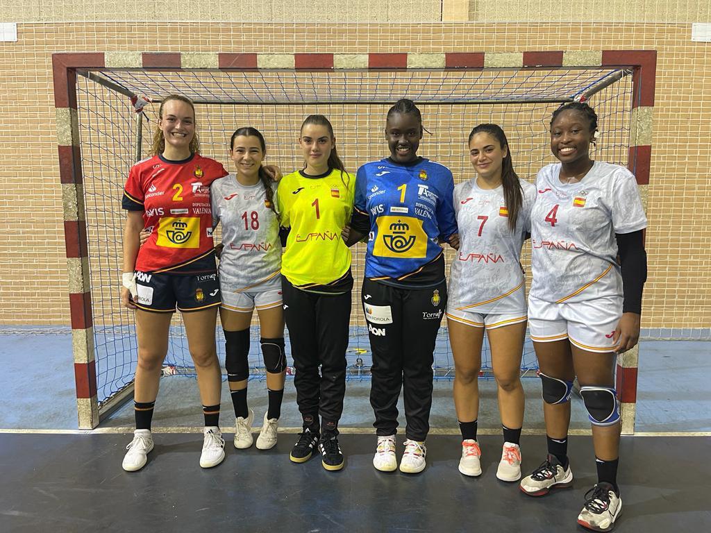 FedCatHandbol's tweet photo. 📸 Aquestes són les jugadores catalanes concentrades amb les #GuerrerasJuveniles a Budapest, per disputar uns amistosos contra Hongria i Noruega.

👉Judit González, María Fernández, Claudia Girbau, Goundo Gassama, Carolina Blasco i Kadiatou Jallow

🙌 Molta sort!

#HandbolCatalà https://t.co/G6UCSH3boK