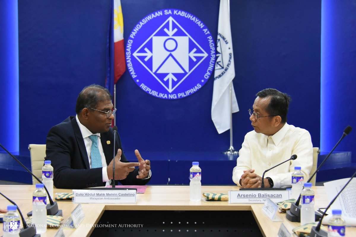 𝐈𝐍 𝐏𝐇𝐎𝐓𝐎𝐒: NEDA Secretary @ambalisacan gives a warm welcome to the new Malaysian Ambassador to the Philippines Dato' Abdul Malik Melvin Castelino and his delegation as they pay a visit on the Secretary at the NEDA Central Office today, July 21, 2023. @myembassymanila