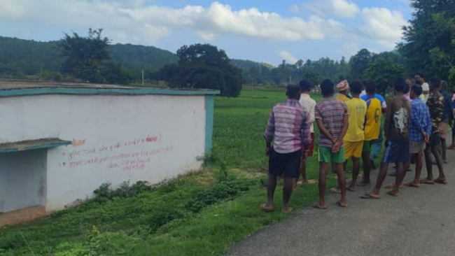 #Jharkhand में माओवादियों ने वन कर्मचारी को अमानुषिक ढंग से पीट-पीटकर मार डाला !

भारत में #Maoists #Naxalite का अंत कब होगा ?

पढें विस्तृत -
sanatanprabhat.org/hindi/77626.ht…