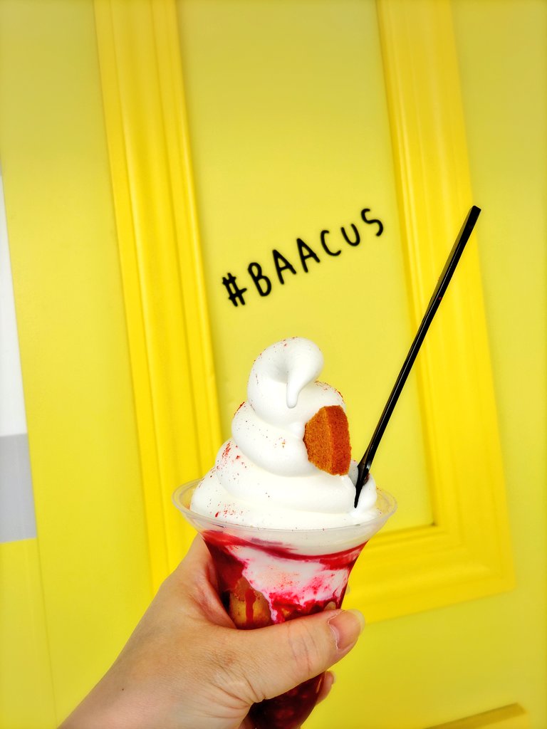 tententan's tweet photo. あさってで終了のソフトクリームを買いにBAACUSさんへ🍦✨ベリーのパフェを♪牧場の牛乳は濃厚で美味しい♪終了は残念ですが食べられて良かったです(23日まで)。せんねんの木にリニューアルされるそうですが、ポイントカードはそのまま利用できるそうです。
#BAACUS  #バークス #せんねんの木 #木更津 https://t.co/5tisEdzZE7