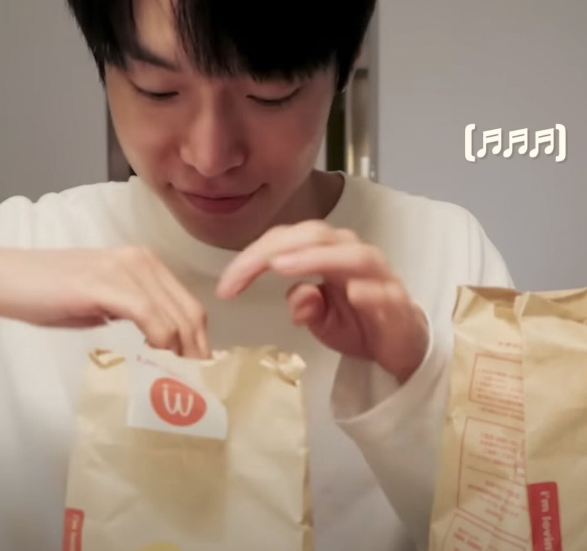 포브스 선정 맥날 앞에서 귀여워지는 아이돌 1위