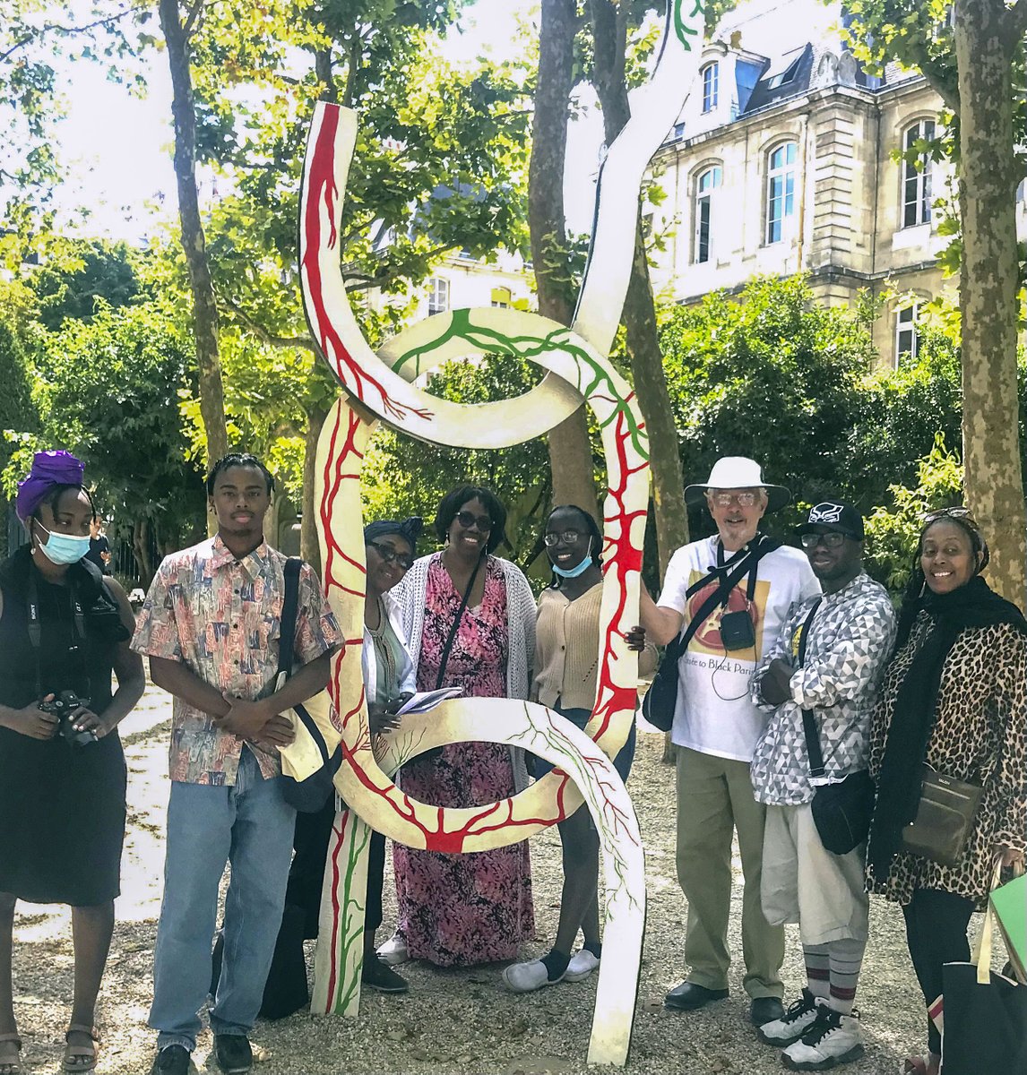 Faculty and students from Chicago State University took our #BlackHistory in and around the #LuxembourgGarden walk yesterday.

Are you coming to #Paris soon?  Click here to view the schedule!
entreetoblackparis.com/scheduled-walk…

Photo courtesy of Dr. Evelyne Norris