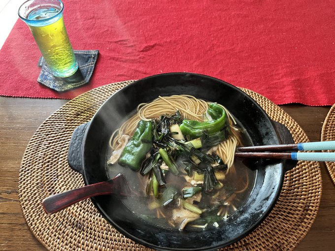 数日前から音ゼミのフライヤーを描こうとしてるんだけど喰っちゃ寝で一日があっという間に終わっていく…。

ピーマンじゃないよ。万願寺。 