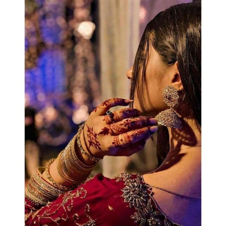 ना हँसी है, ना जाम है, ना जिंदगी है अब कोई,
ख़ामख़ा फ़िर भी लोग मुझसे जलने लगे है;

हुए चर्चे बदनामी के जिन गलियों में बादस्तूर,
हाय! क़माल है, ये शरीफ़जादे वहीं से गुजरने लगे है;

हाँ! बेख़ौफ़ है, बेअदब है, बेशर्म है "अरू "
लब खामोश है, अब ये हर्फ़ ज़हर उगलने लगे है!!

~Aaru📝💕