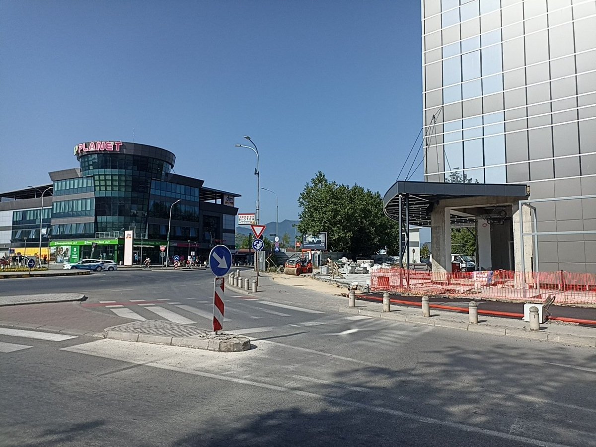 dArsovec's tweet photo. Голем ден за сите што движат во Ѓорче на кружниот кај СП Планет.
Конечно ги тргаат тарабите што зафаќаат пола тротоар.
#Urime https://t.co/LoDhXuDjOE