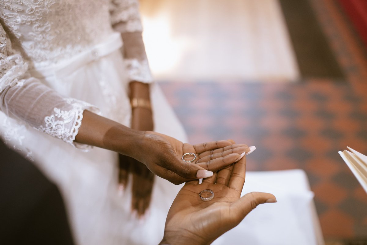 aysticks's tweet photo. @TheMayorOtu Photography will change my life 
.
I am a Nigerian Wedding Photographer based in the UK. https://t.co/hbu65FgxTK