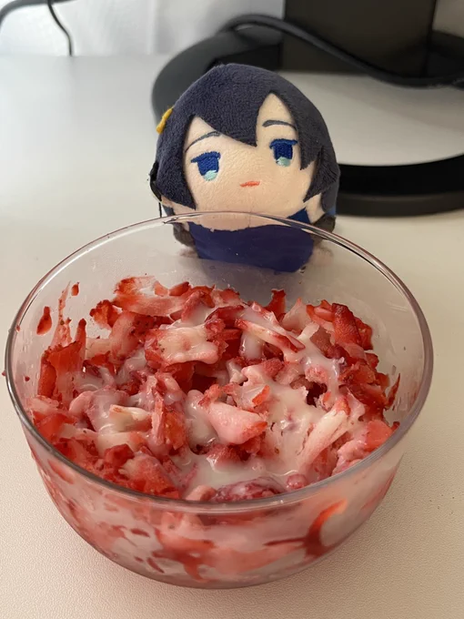 冷凍いちごをかき氷機にかけて練乳乗せたら信じられないくらいに美味しいかきいちご氷!!