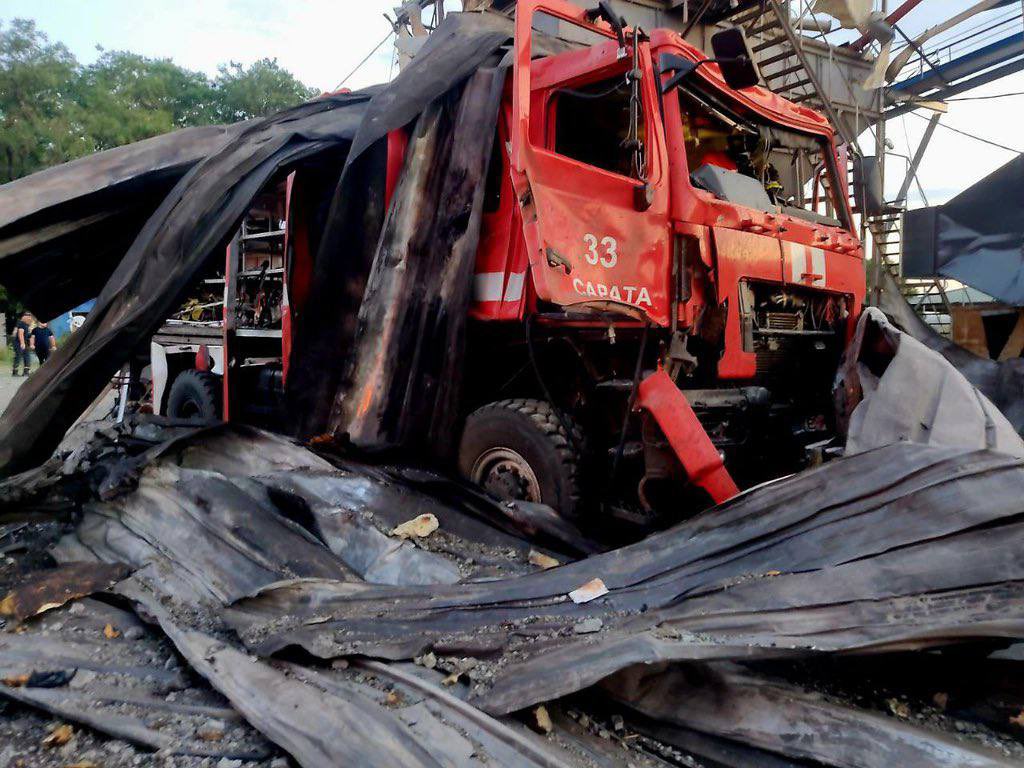IrynaVoichuk's tweet photo. Russian army attacked the state emergency service department in Odesa, destroying several pieces of equipment. The russians' goal is not just to attack Ukrainian cities, but to deprive us of the opportunity to be rescued. 
📷Ukraine’s SES https://t.co/XYgcdcLOAE